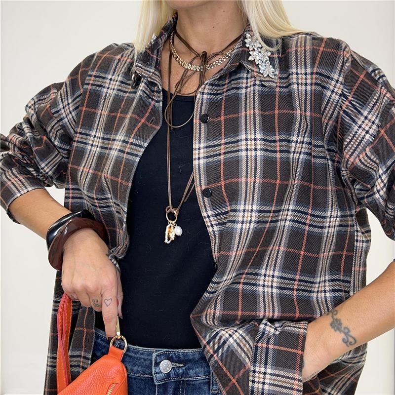 camicia asimmetrica con applicazione sul colletto asymmetric